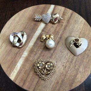 Lot of 5 vintage brooches. One is a Giovanni from the  1060’s   Great shape